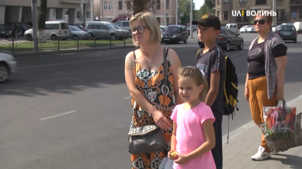 Школярі із родин переселенців у Луцьку й надалі безплатно їздитимуть у тролейбусах