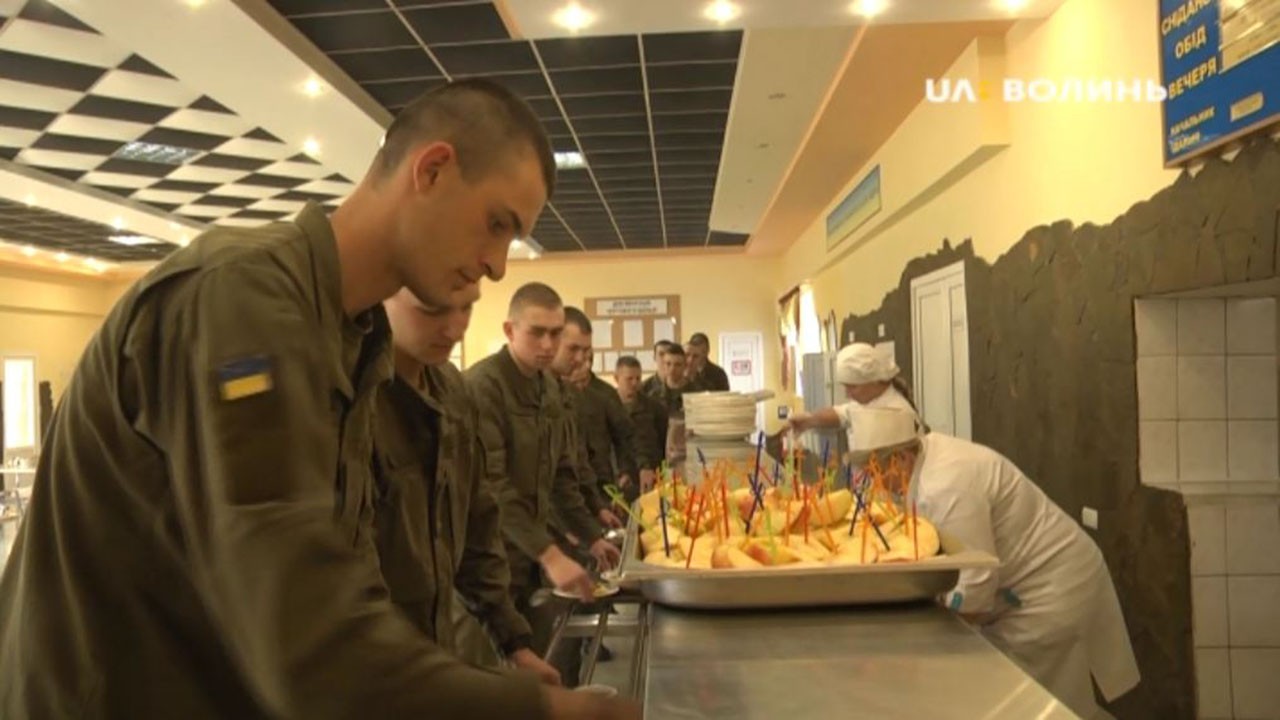Які страви куштували волинські нацгвардійці у День захисника України? ВІДЕО.