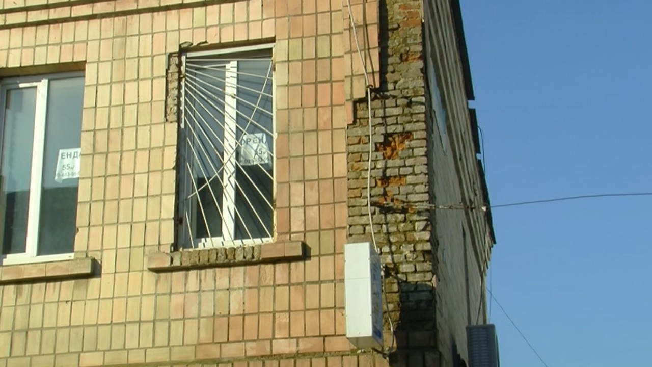Із будинку на вулиці Романюка у Луцьку падає плитка