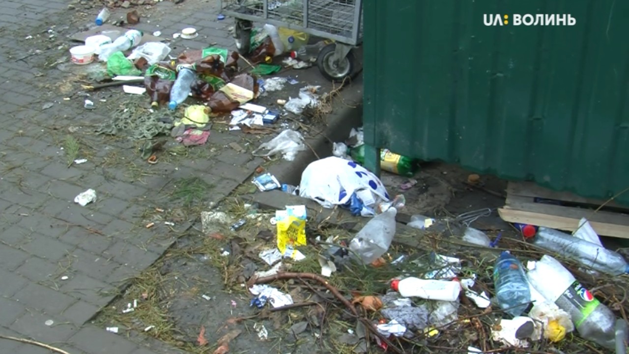 Біля контейнерів на вулиці Агатангела Кримського у Луцьку - розкидане сміття