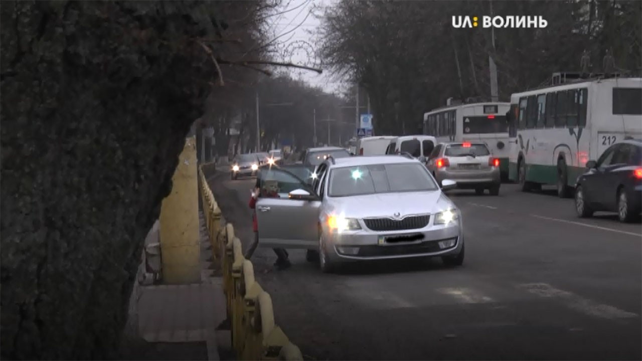 Батьки порушують правила дорожнього руху біля школи у Луцьку