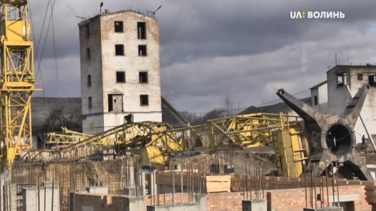 У Луцьку на будівництві впав баштовий кран. 
