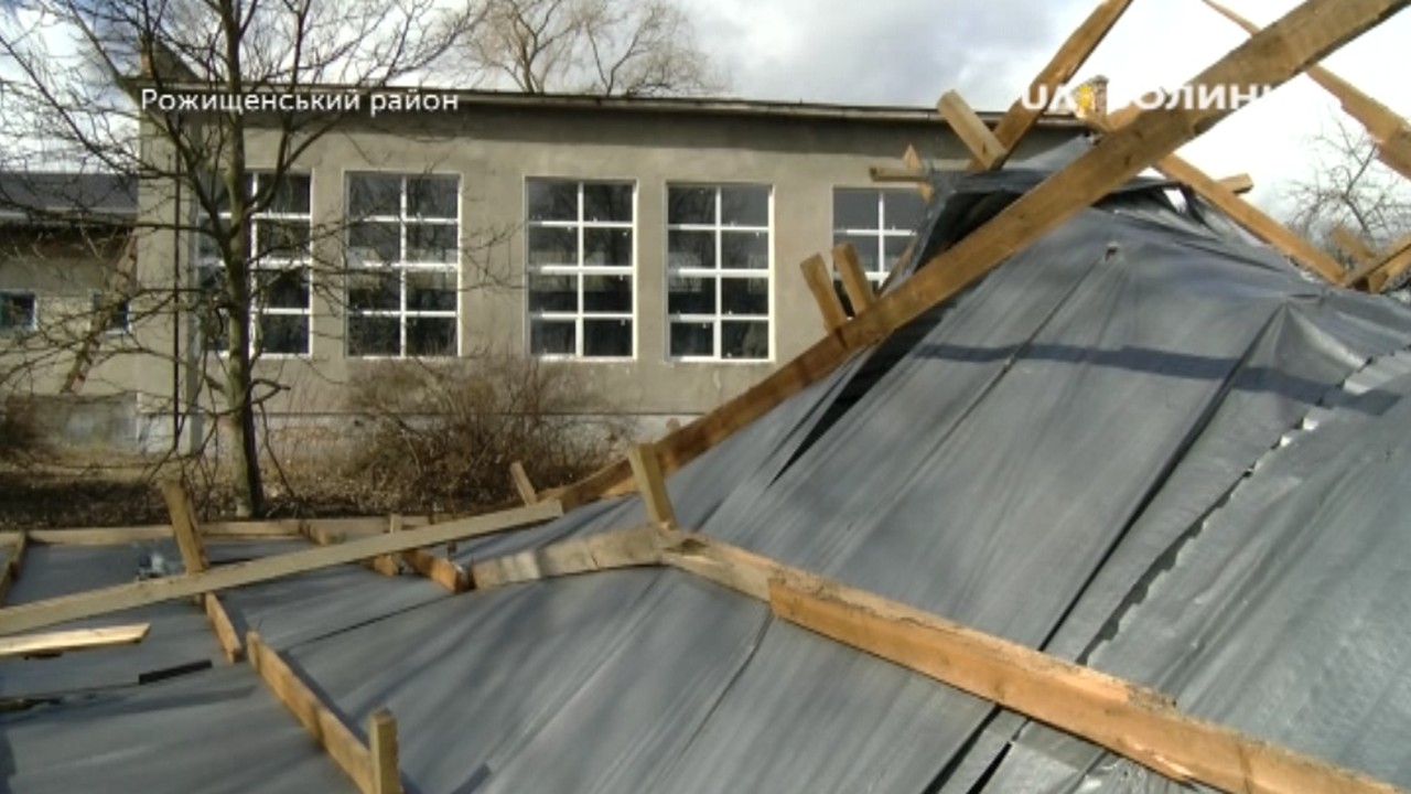 Напередодні через негоду над спортивною залою Топільненської школи зірвало дах.