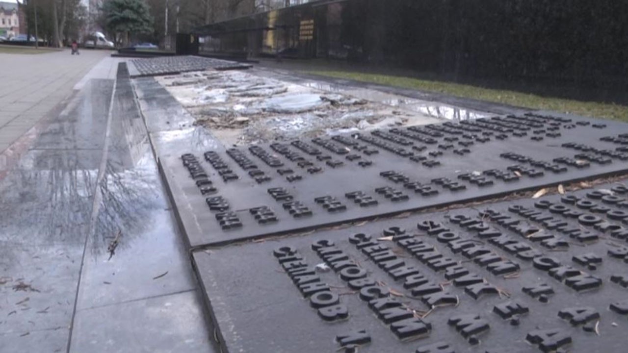 У Луцьку на Меморіалі Вічної Слави вкрали дві бронзові плити
