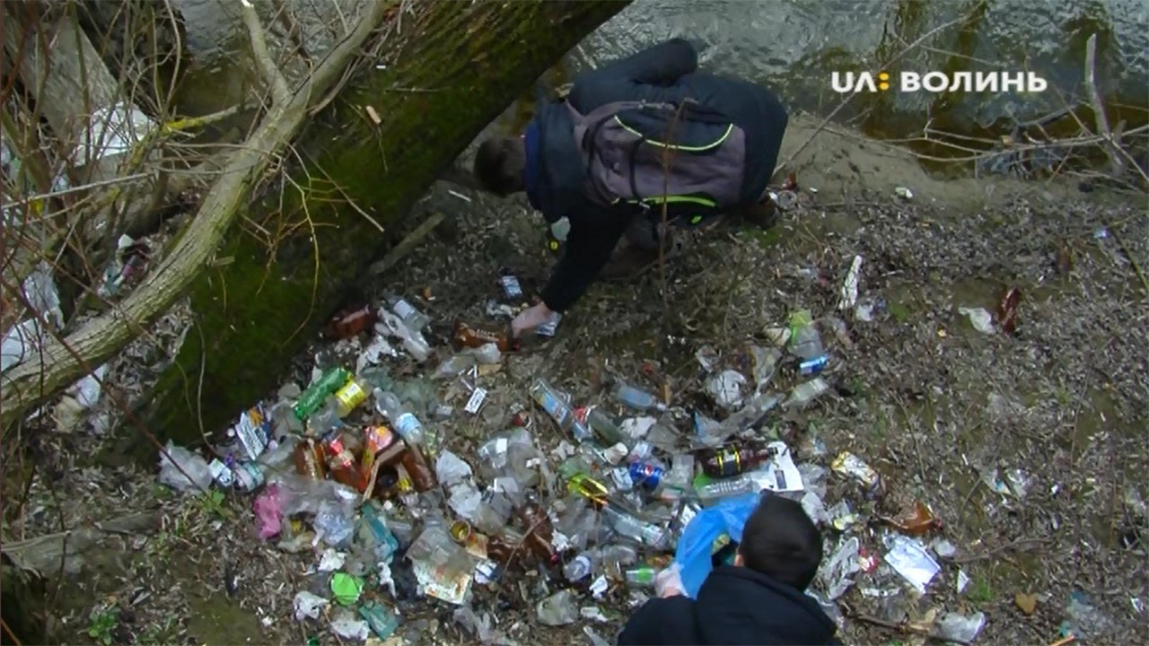 30 мішків сміття зібрали у парку Луцька під час акції Трештег