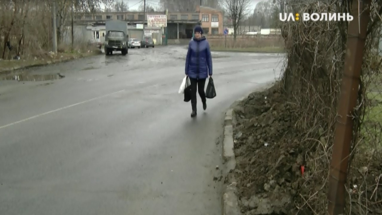 Відсутній тротуар та зруйнована стежка по вулиці Карпенка-Карого у Луцьку