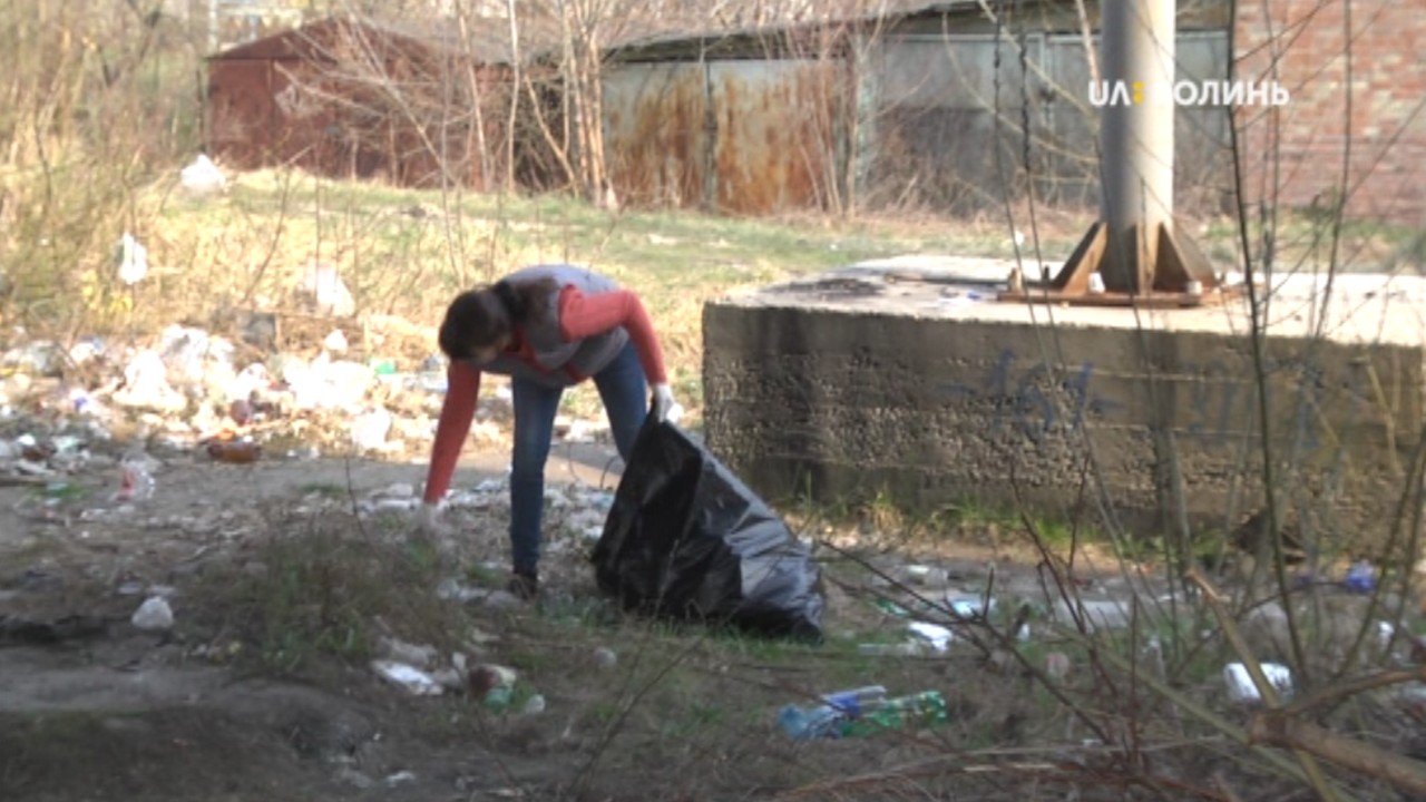 У Луцьку прибирали сміття у рамках акції «Ековесна -2019»