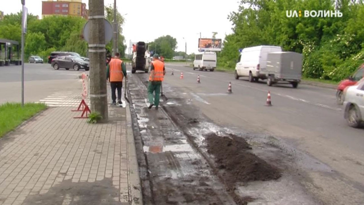 Розпочали ремонт вулиці Набережної, на якій два дні тому лучани в ямах висадили квіти