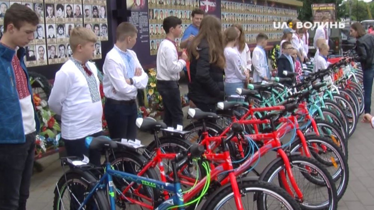 20 нових велосипедів сьогодні у Луцьку волонтери подарували дітям полеглих захисників