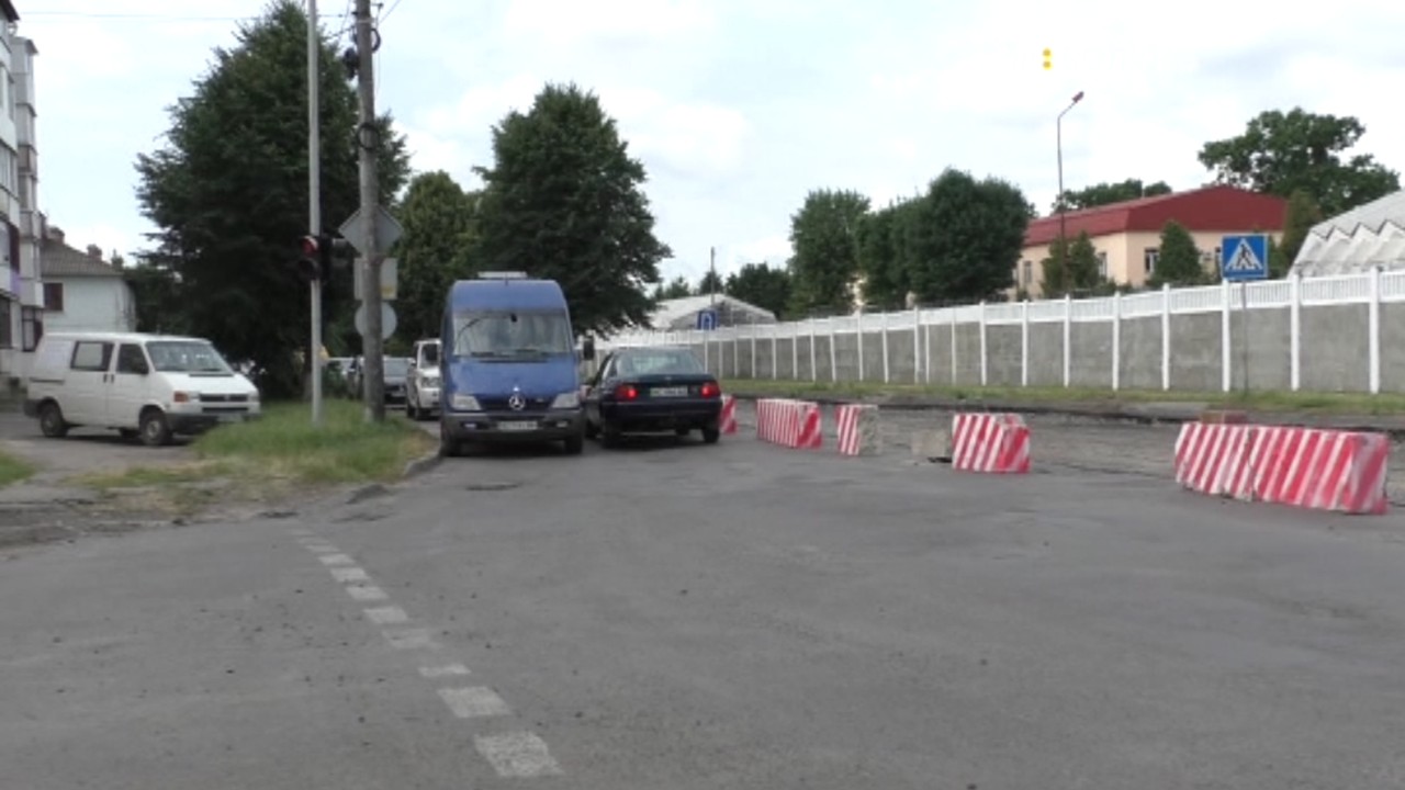 Рух машин на вулиці Карпенка-Карого в Луцьку перекритий через ремонт дороги