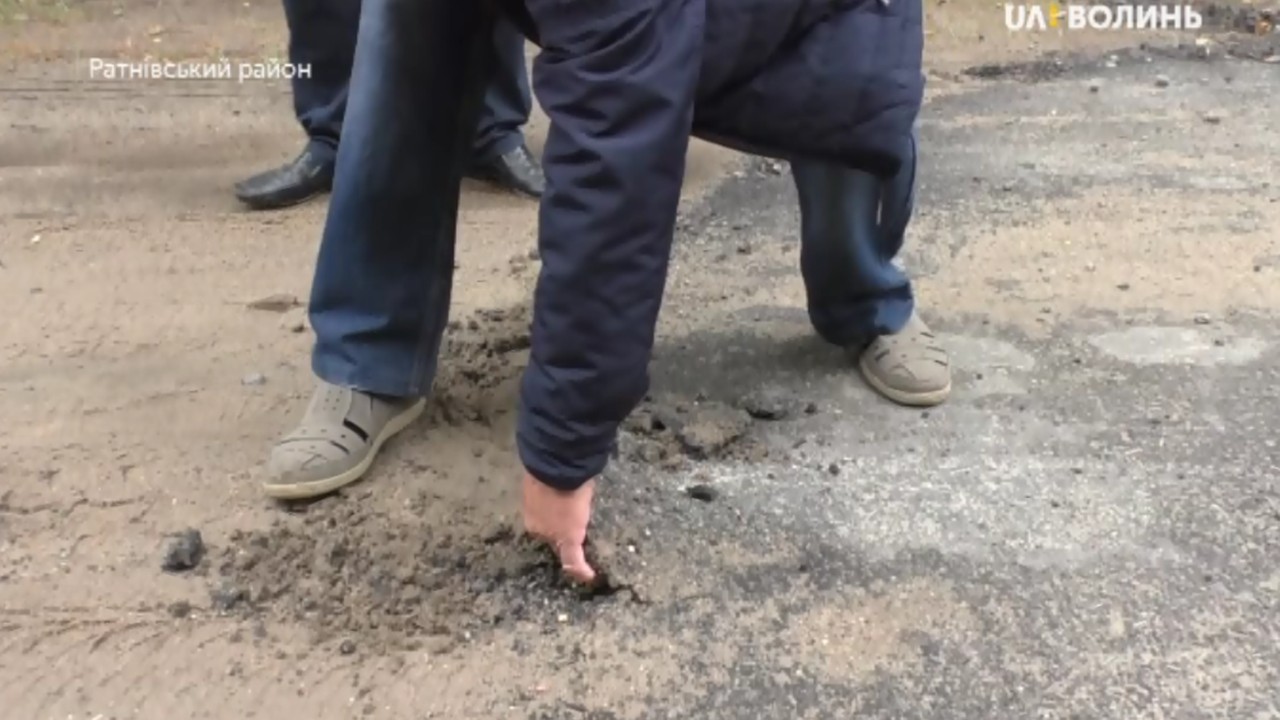 Мешканці села Гута Ратнівського району асфальт після ямкового ремонту знімають руками