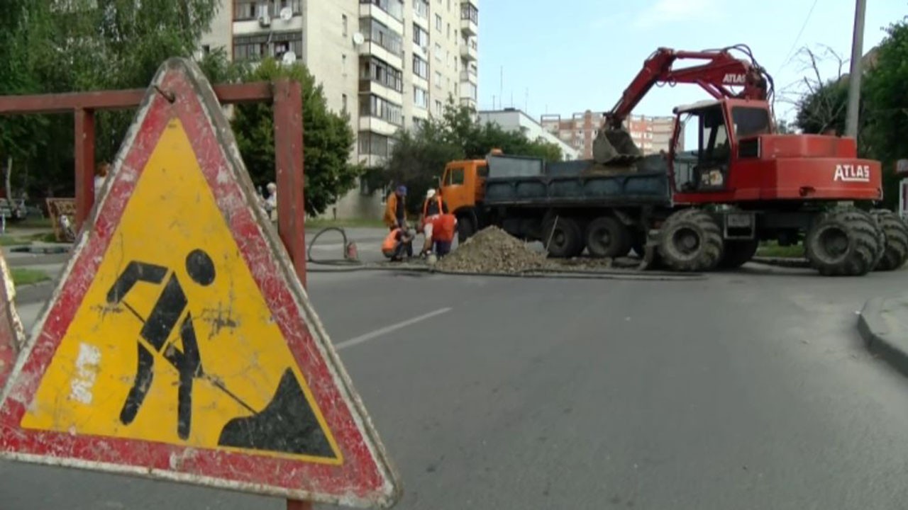 На вулиці Кравчука у Луцьку ремонтують зливову мережу