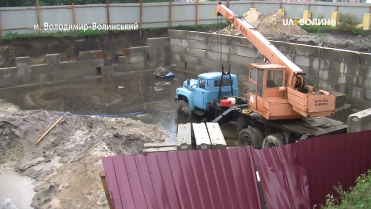 У Володимирі-Волинському затопило котлован на будівництві