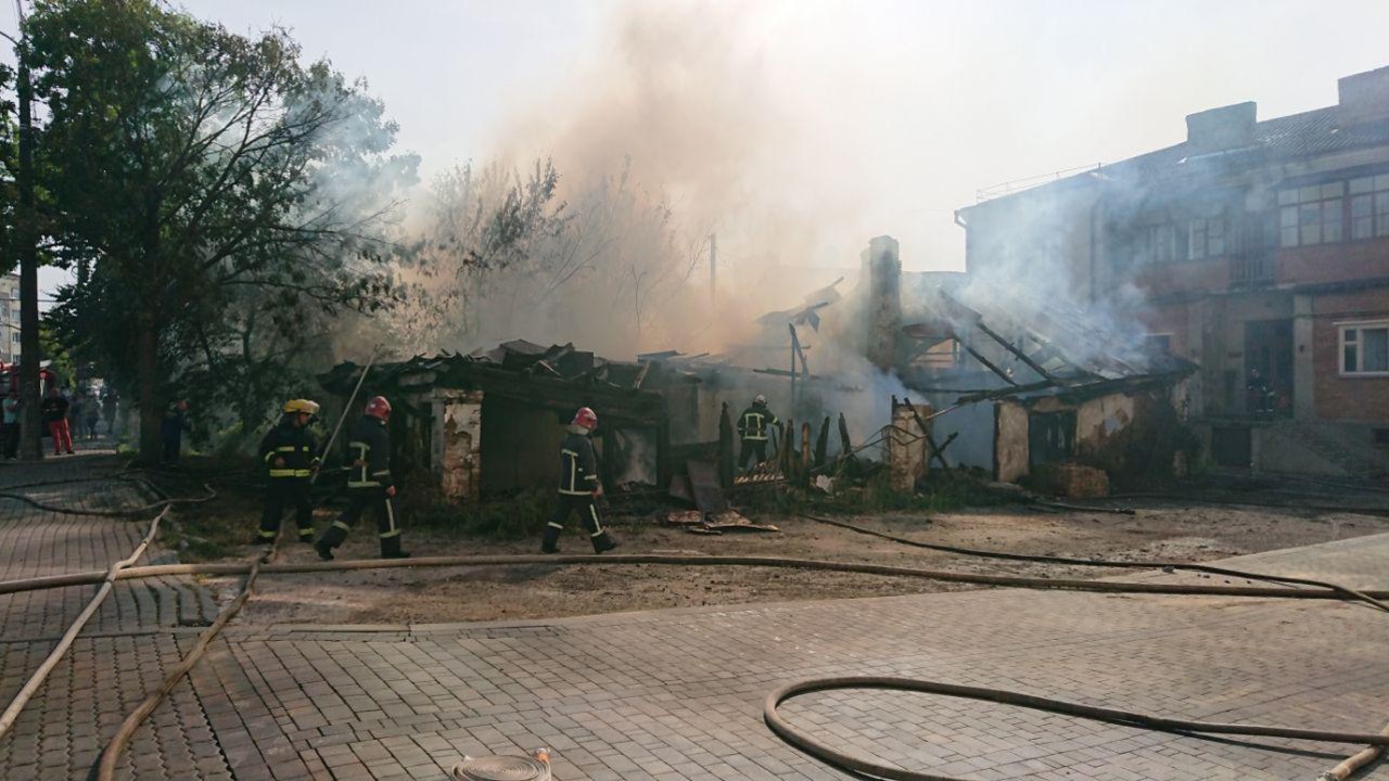 Подробиці пожежі в Луцьку: травмованих немає, вогонь частково зачепив сусідній будинок