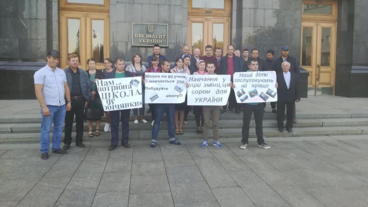 У Києві 30 волинян влаштували під Офісом президента України протестну акцію