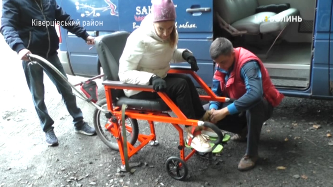Волинянин змайстрував візок, який дозволяє людям з інвалідністю мандрувати до лісу або в гори