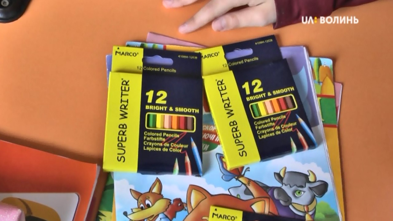 «Скриньку хоробрості» для онкохворих дітей наповнюють іграшками учні луцьких шкіл