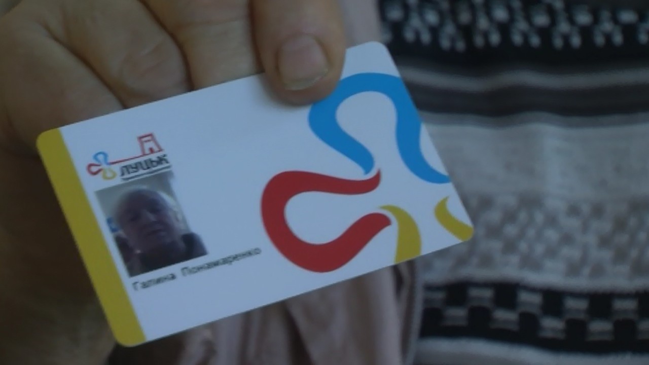 У Луцьку видають електронні картки для проїзду пільговиків