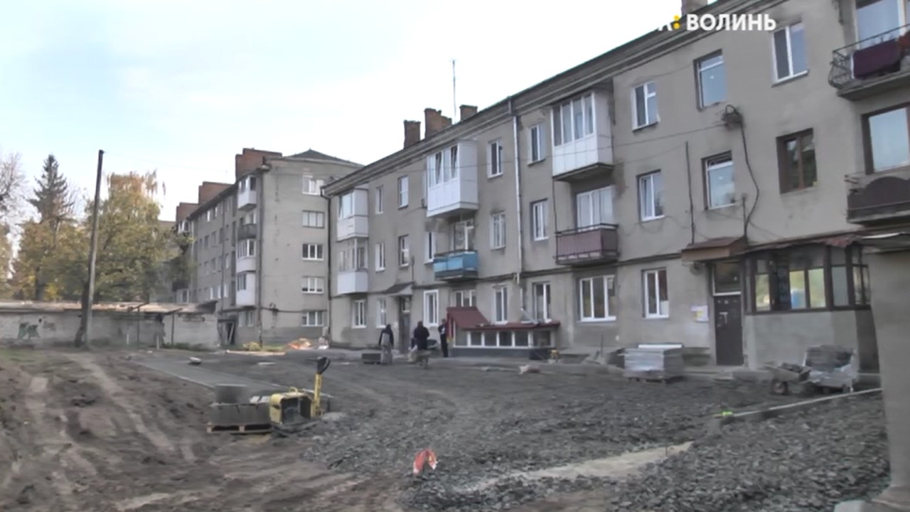 На вулиці С.Бандери у Луцьку ремонтують двори та збільшують парковки