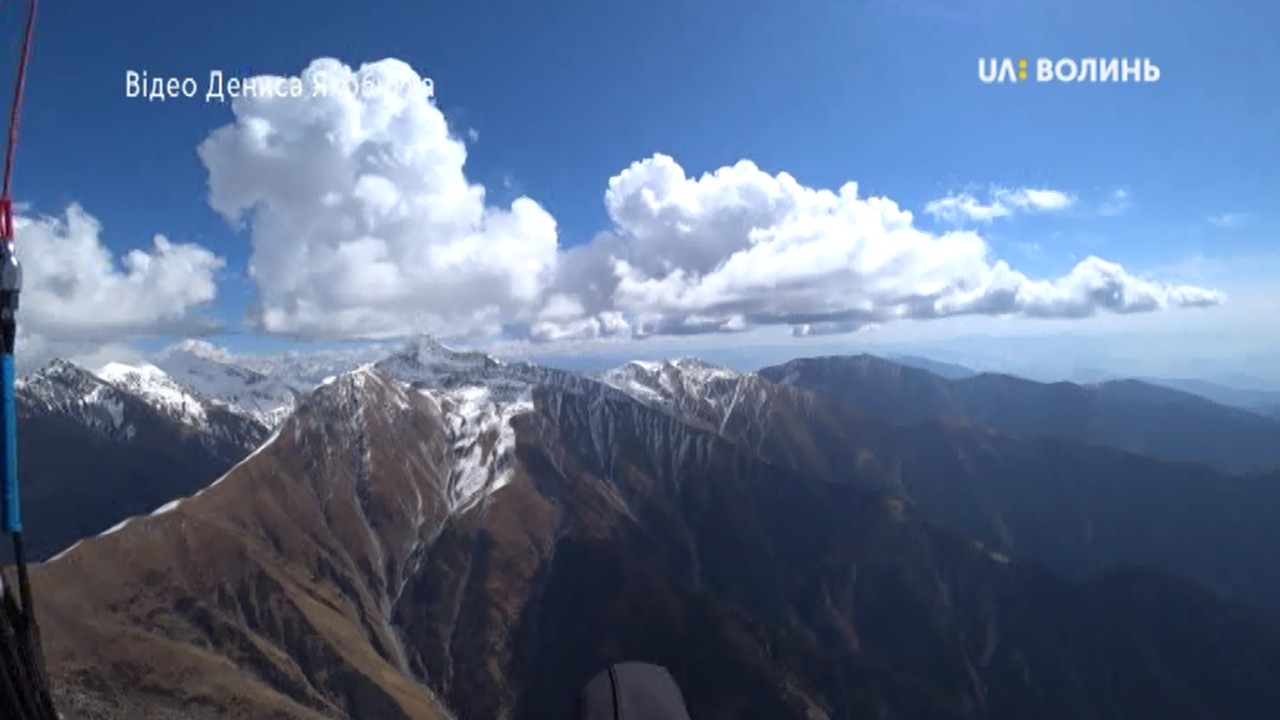 Лучанин Денис Якобчук літає над Гімалаями і Альпами на параплані