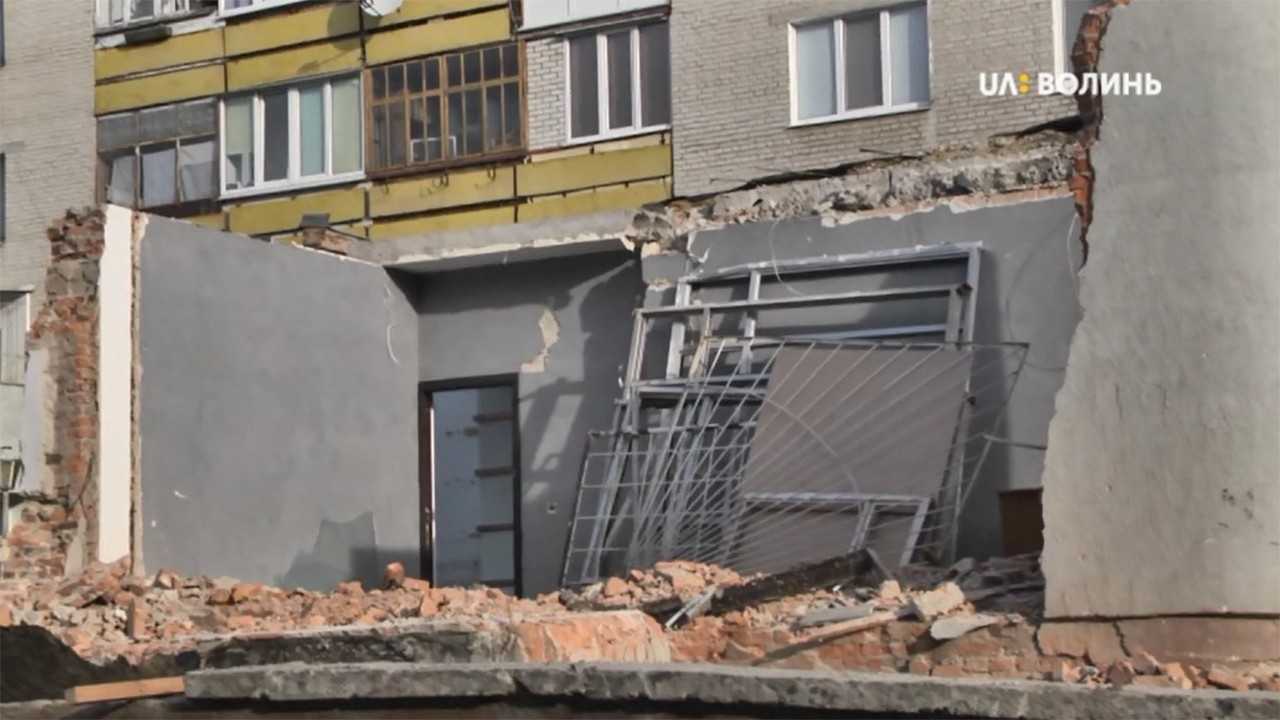 Руйнують стіни приміщення обласної профспілкової бібліотеки у Луцьку